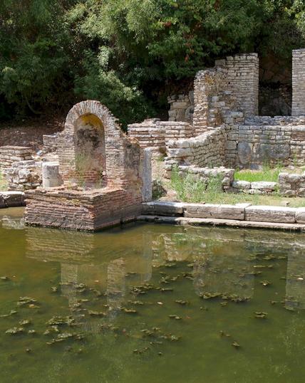 Die antike Ruinenstadt Butrint im Süden Albaniens, ein UNESCO Weltkulturerbe. Sie wurde ca. 900 v.Chr. von Illyrern und Griechen gegründet, später auch von den Römern genutzt. Ein Mythos nennt den aus dem brennenden Troja geflohenen Helenos, Sohn des trojanischen Königs Priamos, als Gründer.